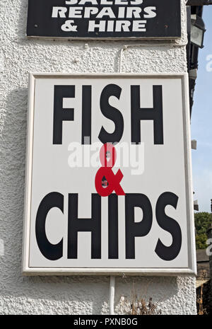 Fish and chips shop & chip sign close up Inghilterra Regno Unito Regno Unito Gran Bretagna Foto Stock