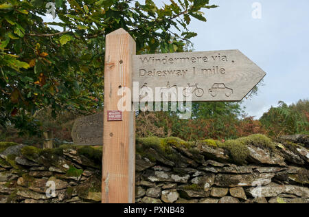 Primo piano di Dalesway Walk path pubblico cartello segnaposto a fine estate vicino Bowness su Windermere Cumbria Inghilterra Regno Unito Gran Bretagna Foto Stock