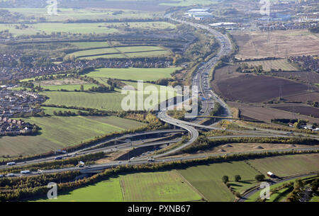 Vista aerea di giunzione 32a dell'autostrada M62 dove incontra la A1(M) a Ferrybridge, West Yorkshire Foto Stock