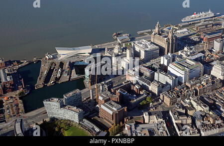 Vista aerea del lungomare di Liverpool con il Museo di Liverpool e il Liver Building prominente, Liverpool, Regno Unito Foto Stock