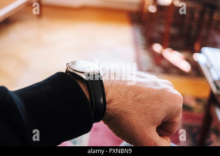 Uomo che indossa un orologio da polso Foto Stock