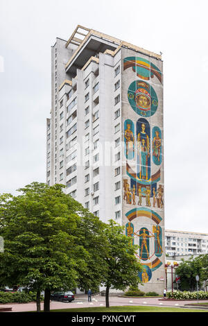 Parete sovietica murales su edificio di appartamenti a Minsk, Bielorussia Foto Stock