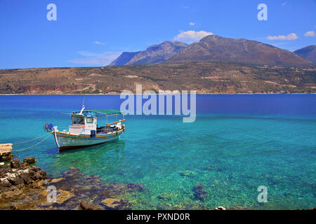 Barca da pesca, Limeni, Mani penisola del Peloponneso, della Grecia e di tutta l'Europa meridionale Foto Stock
