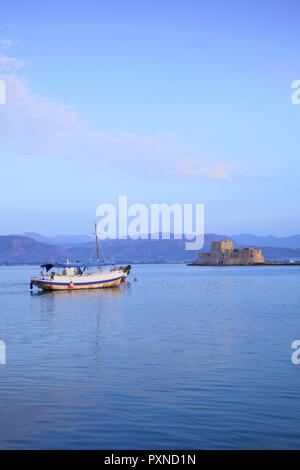 Il castello di Bourtzi presso Sunrise, Nafplio, Argolis, del Peloponneso, della Grecia e di tutta l'Europa meridionale Foto Stock
