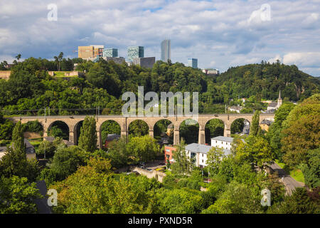 Lussemburgo Il Lussemburgo città, vista del treno Pfaffenthal viadotto e Kirchberg Plateau Foto Stock