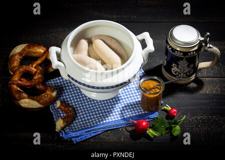 Bavarese di salsiccia di vitello, senape dolce, salatini e boccale di birra Foto Stock