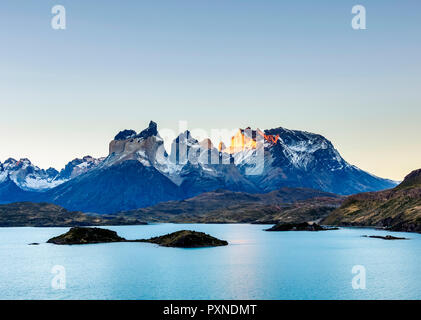 Vista sul lago Pehoe verso Paine Grande e Cuernos del Paine, tramonto, Parco Nazionale Torres del Paine, Patagonia, Cile Foto Stock