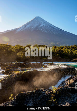 Petrohue cascate e del vulcano di Osorno, Petrohue, Llanquihue Provincia, Los Lagos Regione, Cile Foto Stock