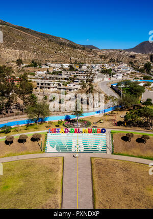 Equatore visto da un monumento all'Equatore, Ciudad Mitad del Mundo, il centro del mondo Città, Provincia Pichincha, Ecuador Foto Stock