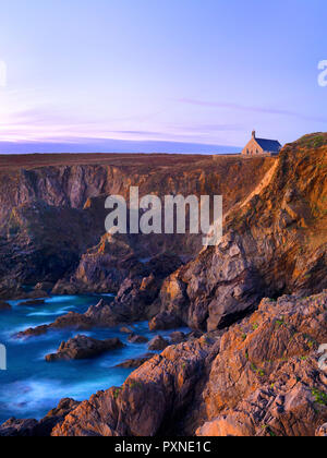 Francia, Finisterre, Bretagna, Cap Sizun, Pointe du Van, Chapelle Saint-They al crepuscolo Foto Stock