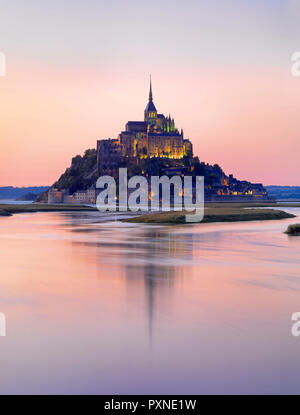 Francia, Normandia, Le Mont Saint Michel si riflette nel fiume di notte Foto Stock