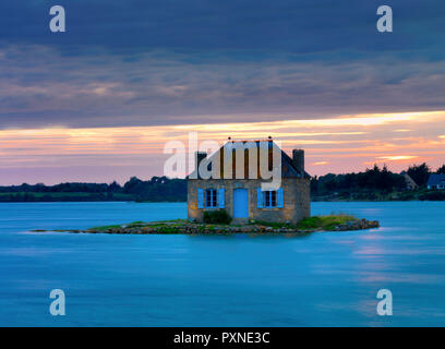 Francia, Bretagna Morbihan, Belz, Etel sul fiume San Cado, casa sull'isola di Nichtarguer al crepuscolo Foto Stock