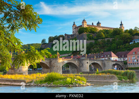 Fortezza di Marienberg e il vecchio ponte principale di Wurzburg, Baviera, Germania Foto Stock