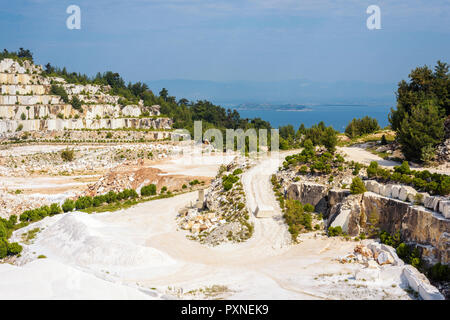 Thassos Cava di marmo a luce diurna. In Grecia i punti di riferimento Foto Stock