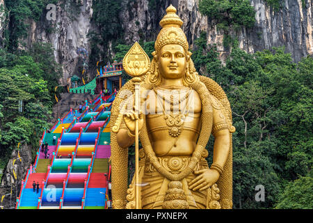 Ingresso Grotte Batu con la statua Murugan, Selangor, Kuala Lumpur, Malesia Foto Stock