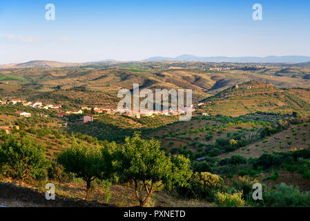 Il borgo medievale di Castelo Melhor. Coa Valley Parco Archeologico, una roccia preistorica sito d'arte. Un sito Patrimonio Mondiale dell'UNESCO. Vila Nova de Foz Coa, Alto Douro. Portogallo Foto Stock