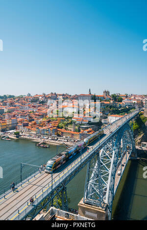 Il Portogallo, regione Norte, Porto (Oporto). Ribeira district (città vecchia) e il Dom Luis I ponte sul fiume Douro. Foto Stock