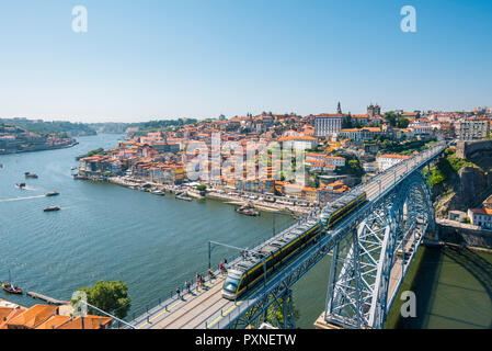 Il Portogallo, regione Norte, Porto (Oporto). Ribeira district (città vecchia) e il Dom Luis I ponte sul fiume Douro. Foto Stock