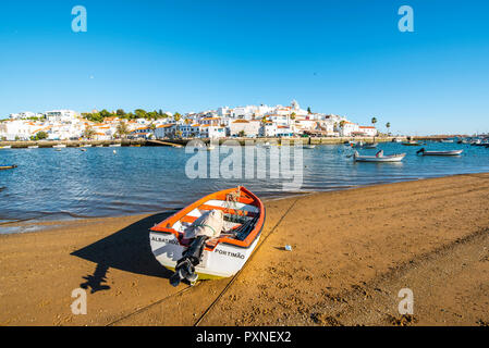 Il Portogallo, Algarve, distretto di Faro, Lagoa, Ferragudo. Il tradizionale villaggio di pescatori sul fiume Arado. Foto Stock