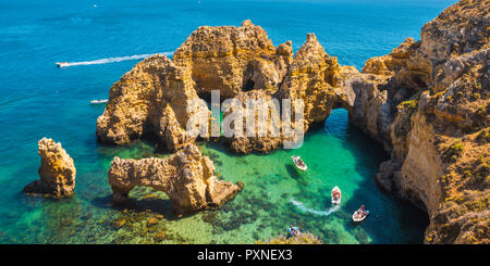 Il Portogallo, Algarve, distretto di Faro, Lagos, Ponta da Piedade. Foto Stock