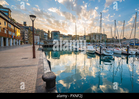 Spagna, Paesi Baschi, San Sebastian (Donostia). Porto di sunrise. Foto Stock