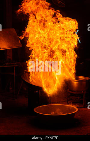 Fiamme di fuoco in padella quando il tempo di cottura Foto Stock