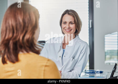 Medico paziente parlare Foto Stock