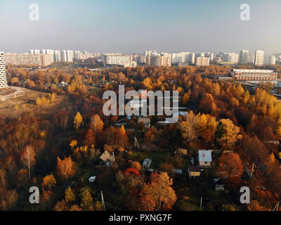 Autunno sobborgo nei pressi della grande città in Russia. Foto Stock