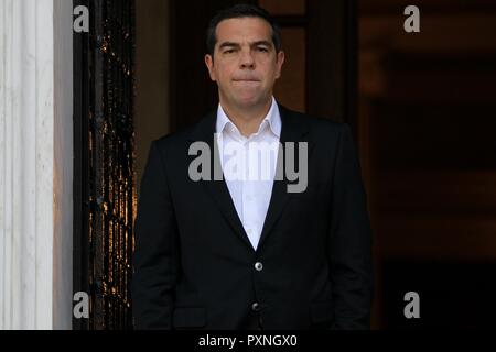 Il Primo Ministro greco, Alexis Tsipras, attende l'arrivo del Presidente tedesco Frank-Walter Steinmeier, prima del loro incontro in Atene. Steinmeier è in gr Foto Stock