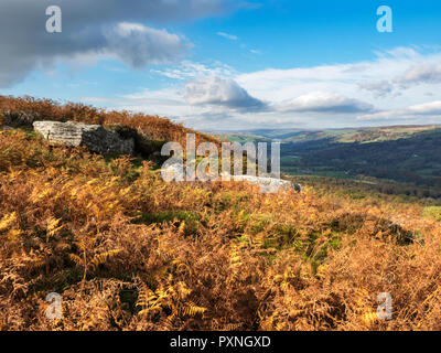 Vista su Nidderdale in autunno dal pretesto scogliera vicino ponte Pateley North Yorkshire, Inghilterra Foto Stock