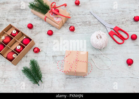 Impacchettare i regali di Natale Foto Stock