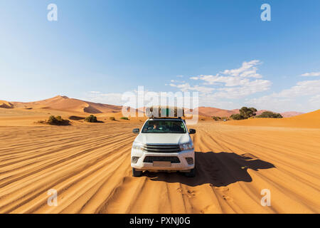 In Africa, la Namibia, il deserto del Namib Naukluft, Parco Nazionale, veicolo fuoristrada sulla pista di sabbia Foto Stock