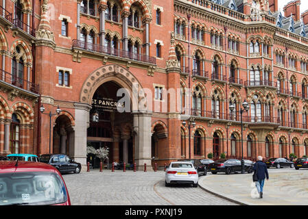 Esterno del St. Pancras Renaissance Hotel, mostrando ingresso, dei veicoli parcheggiati e persone, London REGNO UNITO Foto Stock