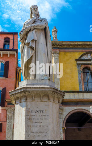 L'Italia, Verona, statua di Dante Alighieri in Piazza dei Signori Foto Stock
