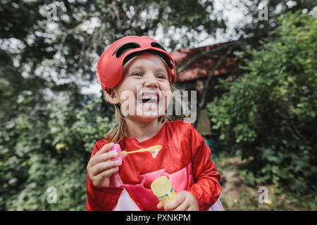 Ritratto di ridere mascherate bambina divertendosi Foto Stock