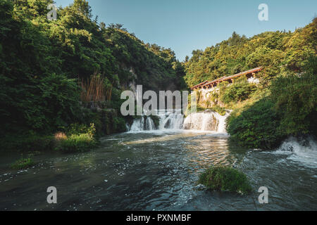 Cina, Guizhou, Tianhe parco piscina, cascata Foto Stock