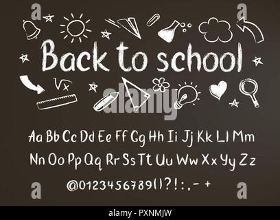 Si torna a scuola di chalk testo sulla lavagna con la scuola doodle elementi e chalk alfabeto, numeri e segni di punteggiatura. Illustrazione Vettoriale