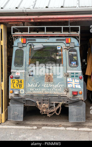 Il vecchio Land Rover al costruttore di barca's yard in Salcombe, Devon, Regno Unito Foto Stock