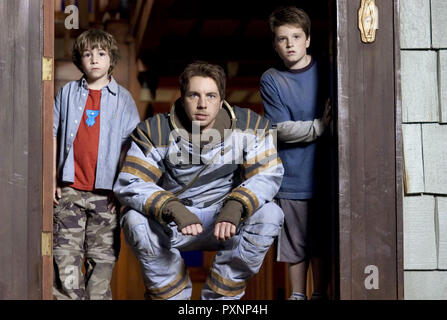 Zathura - Ein Abenteuer im Weltraum aka. Zathura: un'avventura spaziale, 2005 Regie: Jon Favreau, Danny (Jonah Bobo), l'Astronauta (DAX SHEPARD) e Walter (Josh Hutcherson) Foto Stock