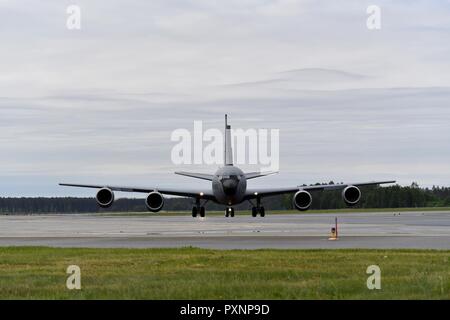 Un Michigan Air National Guard KC-135 Stratotanker taxi al proprio posto di parcheggio dopo lo sbarco Aeroporto Internazionale di Riga, Lettonia, Giugno 4, 2017. 11.000 NEGLI STATI UNITI E LA NATO militari membri e 20 paesi hanno partecipato all'esercizio dal 28 maggio al 24 giugno in varie regioni nella regione del Baltico e in Polonia. Foto Stock