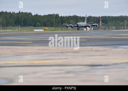 Un Michigan Air National Guard KC-135 Stratotanker atterra su una pista di aeroporto internazionale di Riga, Lettonia, Giugno 4, 2017. 11.000 NEGLI STATI UNITI E LA NATO militari membri e 20 paesi hanno partecipato all'esercizio dal 28 maggio al 24 giugno in varie regioni nella regione del Baltico e in Polonia. Foto Stock