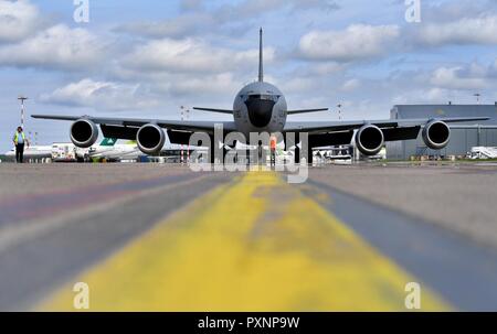 Un Michigan Air National Guard KC-135 Stratotanker siede sul flightline Aeroporto Internazionale di Riga, Lettonia, Giugno 4, 2017. 11.000 NEGLI STATI UNITI E LA NATO militari membri e 20 paesi hanno partecipato all'esercizio dal 28 maggio al 24 giugno in varie regioni nella regione del Baltico e in Polonia. Foto Stock