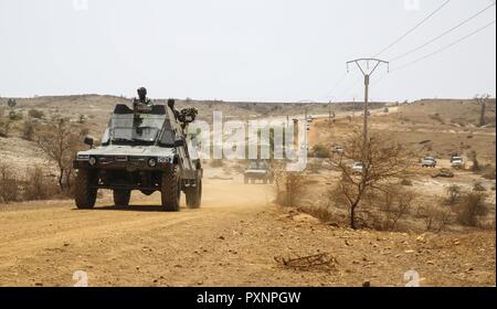 Veicoli blindati con il Senegal di quinta condizionato in Mali e in U.S. Marines con scopi speciali Air-Ground Marine Task Force - Risposta in caso di crisi - Africa condurre operazioni di convoglio durante una delle operazioni di mantenimento della pace di formazione missionaria a Thies, Senegal, Giugno 6, 2017. Marines e marinai con SPMAGTF-CR-AF è servita come istruttori e progettato il corso di formazione per migliorare il soldato' abilità per distribuire con successo a sostegno delle Nazioni Unite alle missioni di mantenimento della pace nel continente. Foto Stock