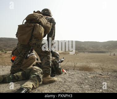 Cpl. Giona Plemer, un rifleman con scopi speciali Air-Ground Marine Task Force - Risposta in caso di crisi - Africa, osserva gli impatti di un soldato con il Senegal di quinta contingente in Mali durante un distanza incognita gamma come parte di una delle operazioni di mantenimento della pace di formazione missionaria a Thies, Senegal, 9 giugno 2017. Marines e marinai con SPMAGTF-CR-AF è servita come istruttori e progettato il corso di formazione per migliorare il soldato' abilità per distribuire con successo a sostegno delle Nazioni Unite alle missioni di mantenimento della pace nel continente. Foto Stock