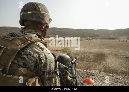 Cpl. Giona Plemer, un rifleman con scopi speciali Air-Ground Marine Task Force - Risposta in caso di crisi - Africa, pullman un soldato con il Senegal di quinta contingente in Mali attraverso una distanza incognita gamma corso di fuoco durante le operazioni di mantenimento della pace di formazione missionaria a Thies, Senegal, 9 giugno 2017. Marines e marinai con SPMAGTF-CR-AF è servita come istruttori e progettato il corso di formazione per migliorare il soldato' abilità per distribuire con successo a sostegno delle Nazioni Unite alle missioni di mantenimento della pace nel continente. Foto Stock