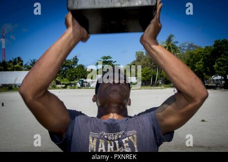 Un residente di Kiribati esegue munizioni possono si solleva durante un evento sportivo ospitato da Kiribati Polizia Nazionale unità marittima durante l'esercizio Koa Moana 17 il 14 giugno 2017. Koa Moana 17 è progettato per migliorare la sicurezza del teatro, per il rispetto della legge e la formazione di fanteria nella regione del Pacifico al fine di migliorare l'interoperabilità con i paesi partner. Foto Stock