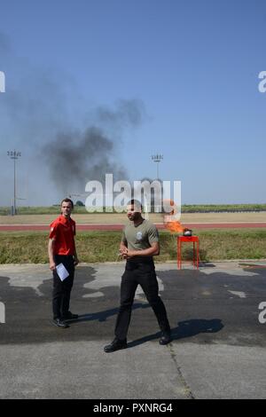 Ispettore antincendio Andy Daie e Carl Sauvage, assegnato a U.S. Army Garrison Benelux' Dipartimento di servizi di emergenza, spiegare come arrestare un grasso incendio in una cucina durante la giornata di sicurezza, Wingene Air Base, Belgio, 01 giugno 2017. Foto Stock