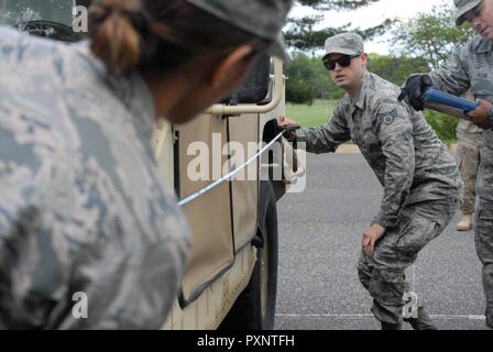 Soldati dal 851st rimorchio il punto di trasferimento distacco dell'esercito della riserva 77th supporto brigata partner con la Air Force e condurre ispezioni pre sui loro veicoli prima del caricamento in un C17, Base comune McGuire, Dix, Lakehurst, New Jersey. Foto Stock