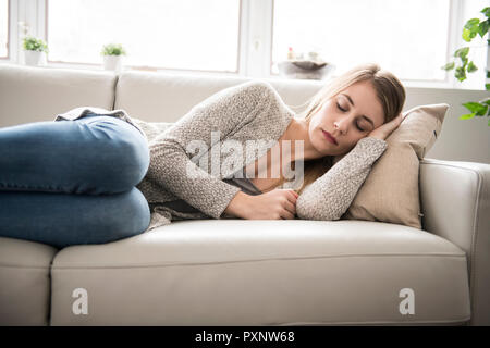 Bella giovane donna dorme e vedendo i sogni dolci. Foto Stock