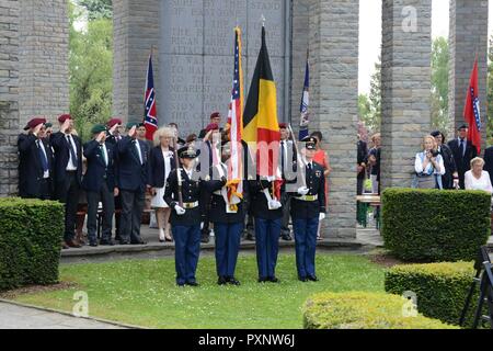 Stati Uniti I soldati assegnati a U.S. Army Garrison Benelux, belga di soldati e civili di diverse nazioni, partecipare alla battaglia di Bulge della cerimonia commemorativa nel Memorial du Mardasson, Bastogne, Belgio, 02 giugno 2017. Foto Stock